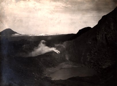 KITLV - 404523 - Kleingrothe - O.K. v. Sumatra - Crater of Gunung Sibayak. In the background the Gunung Sinabung on the east coast of Sumatra - circa 1910