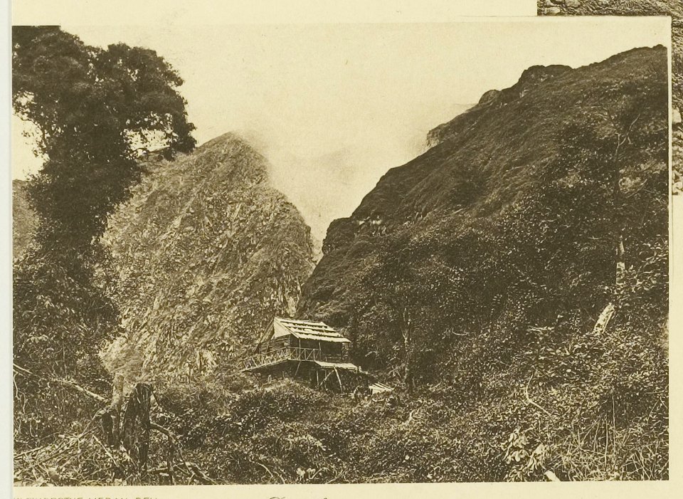 KITLV - 26900 - Kleingrothe, C.J. - Medan - Log cabin on the slopes of Mount Sibayak in the east coast of Sumatra - circa 1905