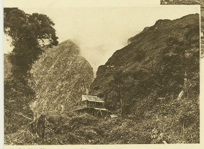 KITLV - 26900 - Kleingrothe, C.J. - Medan - Log cabin on the slopes of Mount Sibayak in the east coast of Sumatra - circa 1905