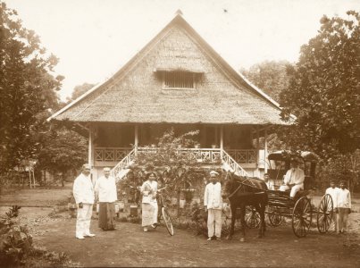 KITLV - 158782 - Kurkdjian - Sourabaia-Java - Family in front of their house, presumably in the Minahasa with servants beside a carriage - circa 1900