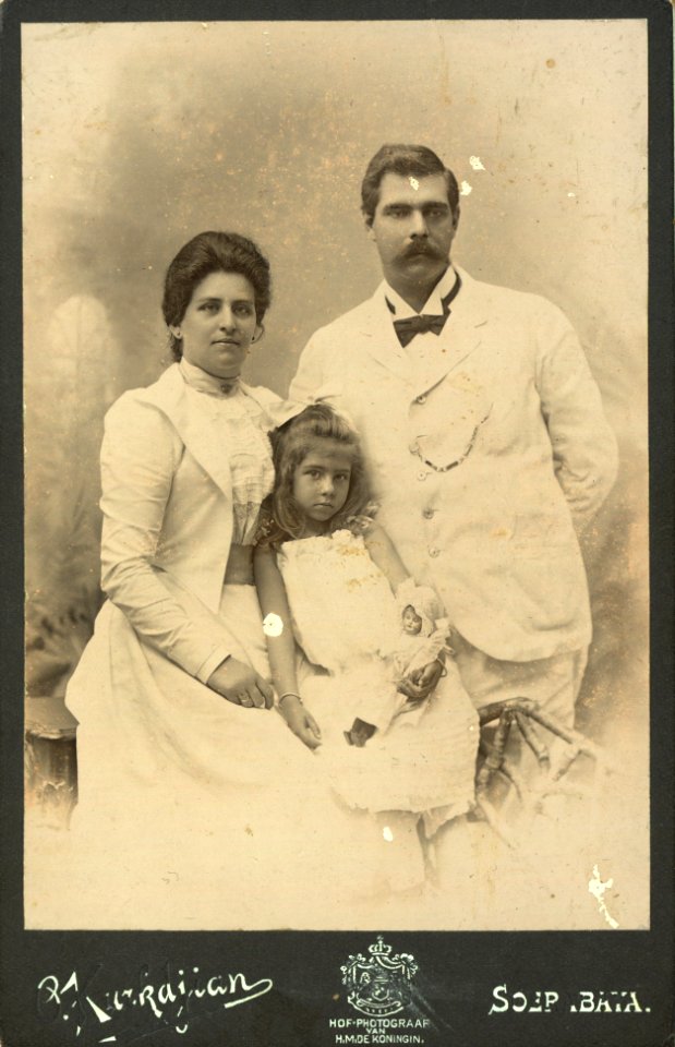 KITLV - 407159 - Kurkdjian - Sourabaia - European couple with child in Surabaya - circa 1916
