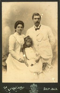 KITLV - 407159 - Kurkdjian - Sourabaia - European couple with child in Surabaya - circa 1916
