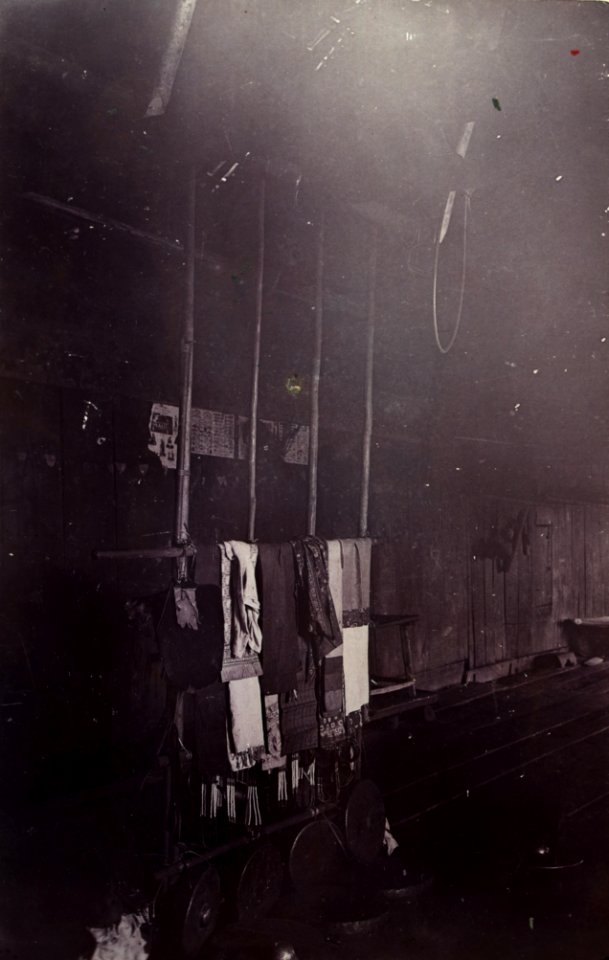 KITLV - 407983 - Demmeni, J. - Lasa, sacrifice scaffold with offerings to the spirits by Kayan to celebrate the New Year - Upper Kapuas River (Sungai Kapuas) - 1897-05