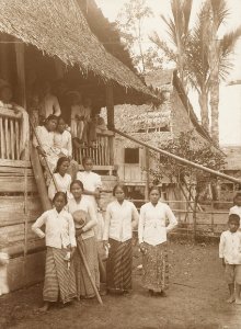 KITLV - 158790 - Kurkdjian - Sourabaia-Java - Women in sarong (sarung) and kebaya at the entrance of a house in a village in the Minahasa - circa 1900