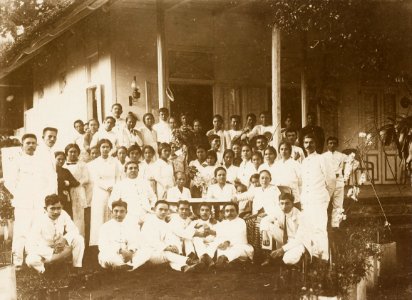 KITLV - 158794 - Kurkdjian - Sourabaia-Java - People in the Minahasa, in the background a few musicians - circa 1900