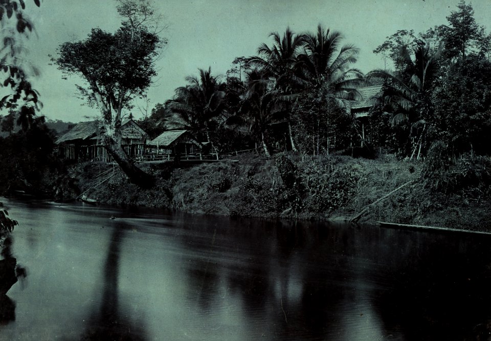 KITLV - 408000 - Demmeni, J. - The establishment of Kwing Irang on the Bloeoe River, Central Borneo. The cabin of the expedition behind the ramp at the center - 1896-1897
