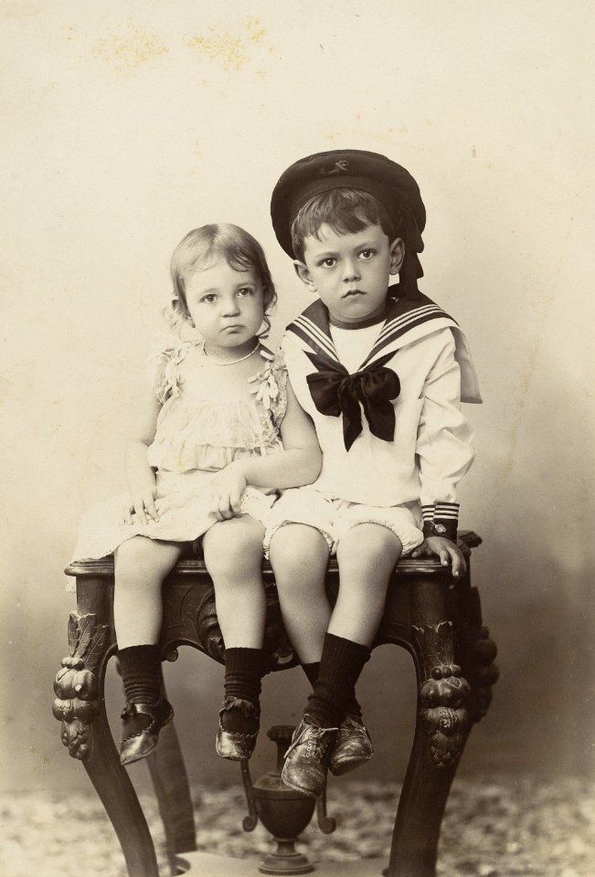 KITLV - 40826 - Kurkdjian, Ohannes - Soerabaja - Gerard (5 years) and Toosje (2 years) Bijvanck, Surabaya - circa 1900