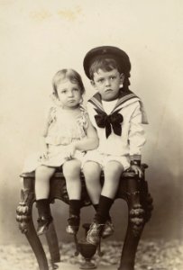 KITLV - 40826 - Kurkdjian, Ohannes - Soerabaja - Gerard (5 years) and Toosje (2 years) Bijvanck, Surabaya - circa 1900