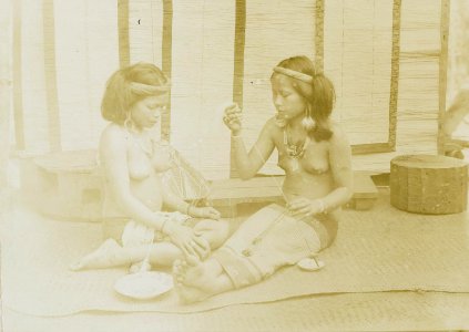 KITLV - 160456 - Demmeni, J. - Ajai and Edoh, Kayan women spinning cotton and rope on the Upper Mahakam, Central Borneo - 1898-1900