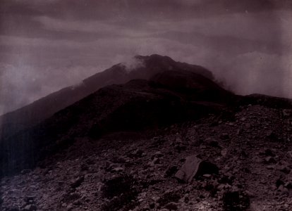 KITLV - 415073 - Kurkdjian, N.V. Photografisch Atelier - Soerabaia-Java - Java Series. Mount Arjuno seen from Mount Welirang - photo