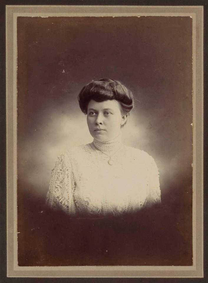 KITLV - 41855 - Kurkdjian, N.V. Photografisch Atelier O. - Soerabaja - European woman in Surabaya - circa 1905