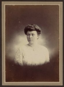 KITLV - 41855 - Kurkdjian, N.V. Photografisch Atelier O. - Soerabaja - European woman in Surabaya - circa 1905