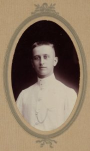 KITLV - 42668 - Kurkdjian, Ohannes - Soerabaja - European youth in Surabaya - circa 1900