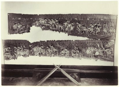 KITLV - 3957 - Kurkdjian, Ohannes - Wayang beber scrolls at Patjitan - circa 1880