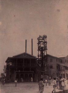 KITLV - 400969 - Construction chimney of the ice factory of the company Sträter Esser & Co., Paramaribo - circa 1900-1910 photo