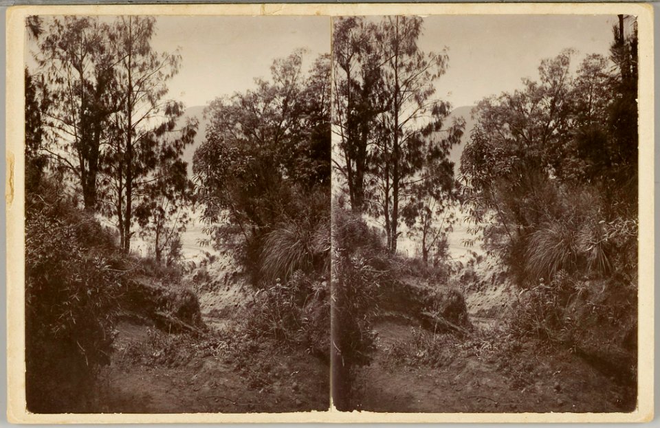 KITLV - 28597 - Kurkdjian, Ohannes - Soerabaja - Pass at the Sand Sea (Lautan Pasir) at the Tengger - circa 1900