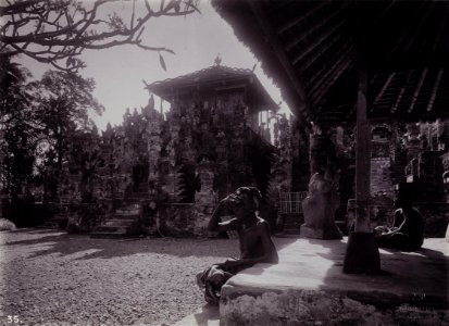 KITLV - 43946 - Kurkdjian, N.V. Photografisch Atelier - Soerabaia-Java - Temple at Sangsit near Singaradja - presumably 1906-1916