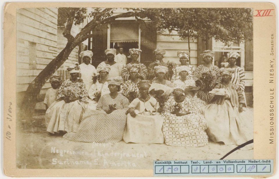 KITLV - 4692 - Creole nannies in kotomisi attire in Surinam - circa 1900