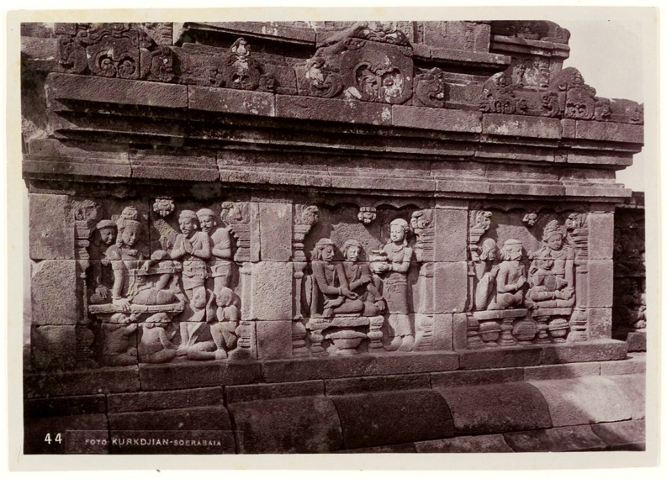 KITLV - 28605 - Kurkdjian - Soerabaja - Relief at the Borobudur temple - circa 1912