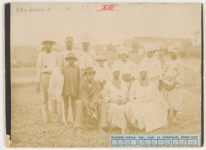 KITLV - 4696 - Creoles in Surinam, with a white boy at the center - circa 1900