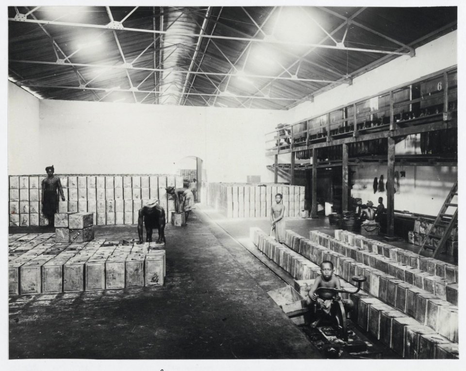 KITLV - 16638 - Kleingrothe, C.J. - Medan - Canning oil for the Batavian Petroleum Company at Pangkalan Brandan - 1916