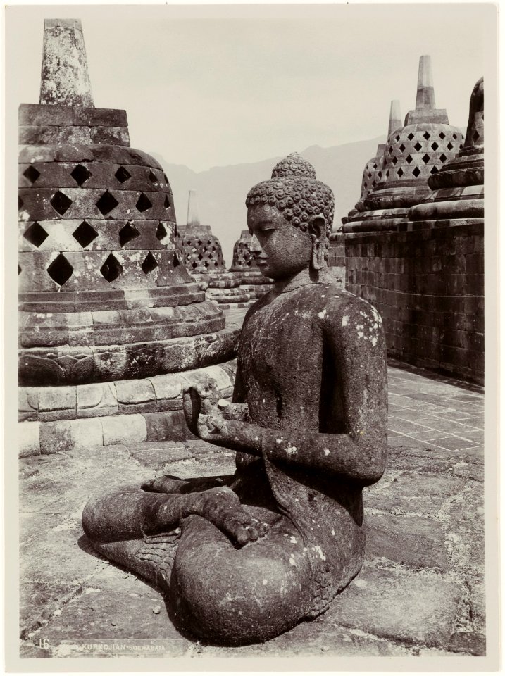 KITLV - 28609 - Kurkdjian - Soerabaja - Buddha statue among the stupas at Borobudur - circa 1912