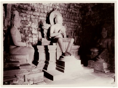 KITLV - 28613 - Kurkdjian - Soerabaja - Buddha statues in Candi Mendut - circa 1912