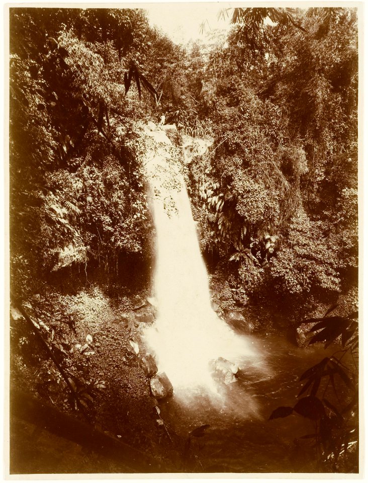 KITLV - 28617 - Kurkdjian, N.V. Photografisch Atelier O. - Soerabaja - Banjulor waterfall near Yogyakarta - circa 1912