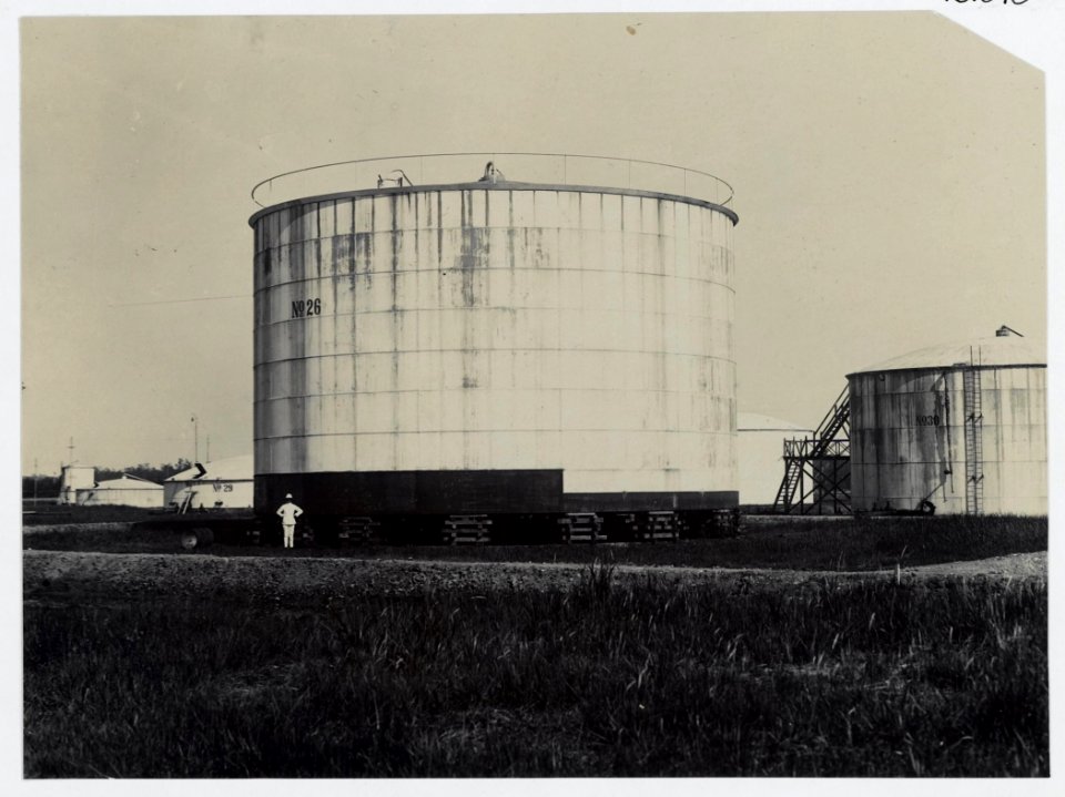 KITLV - 16646 - Kleingrothe, C.J. - Medan - Petroleum tank of the Batavian Petroleum Company at Pangkalan Brandan - 1916