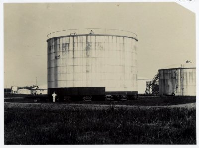 KITLV - 16646 - Kleingrothe, C.J. - Medan - Petroleum tank of the Batavian Petroleum Company at Pangkalan Brandan - 1916