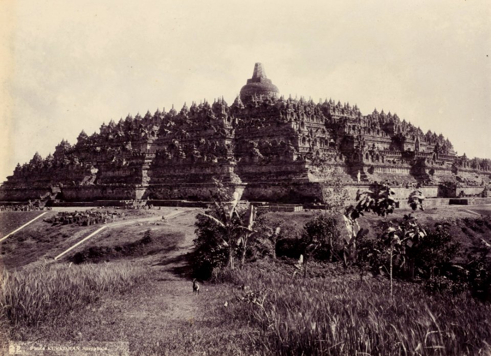 KITLV - 172128 - Kurkdjian - Soerabaia - Borobudur in Magelang - circa 1920