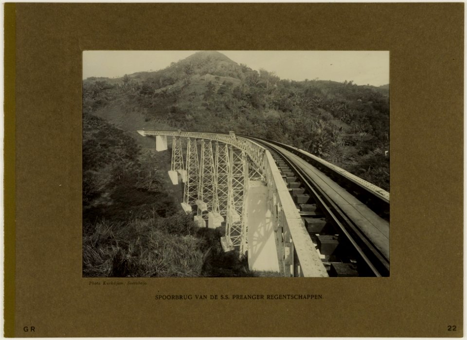 KITLV - 28625 - Kurkdjian - Soerabaja - Railway bridge of the State Railways in the Preanger Regencies - circa 1912