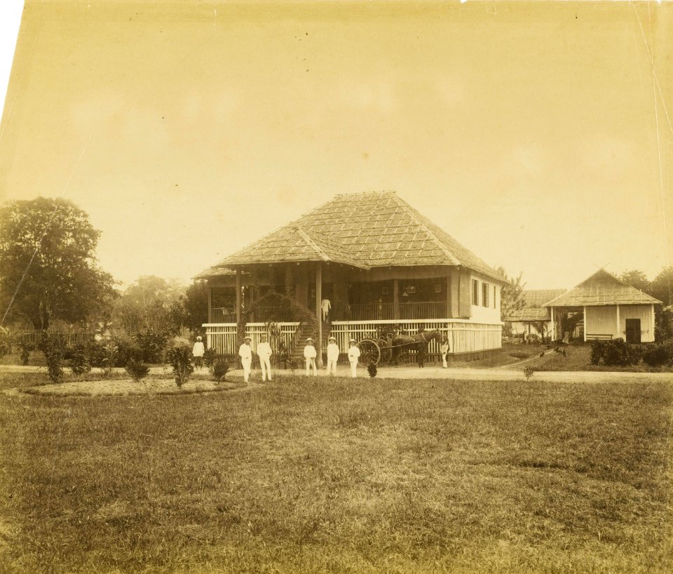 KITLV - 40331 - Stafhell & Kleingrothe - Medan - Administrator's house at the tobacco estate Paja-Bakon at Labuhan Deli - circa 1890