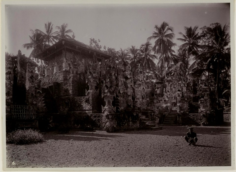 KITLV - 28629 - Kurkdjian, N.V. Photografisch Atelier O. - Soerabaja - Temple on Bali - circa 1912