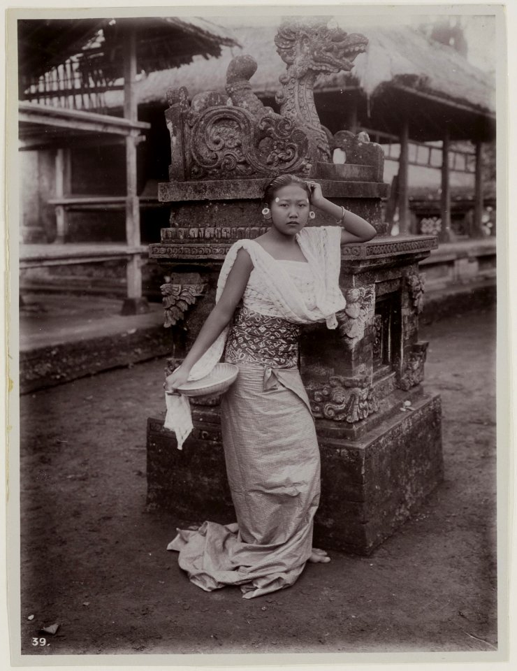 KITLV - 28633 - Kurkdjian, N.V. Photografisch Atelier O. - Soerabaja - Balinese woman at a temple - circa 1912
