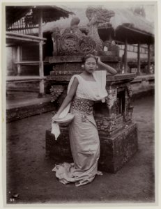 KITLV - 28633 - Kurkdjian, N.V. Photografisch Atelier O. - Soerabaja - Balinese woman at a temple - circa 1912