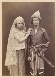 KITLV - 4902 - Lambert & Co., G.R. - Singapore - A teukoe (aristocrat) of the west coast of Aceh with his bride and a kris (dagger) - circa 1880 photo