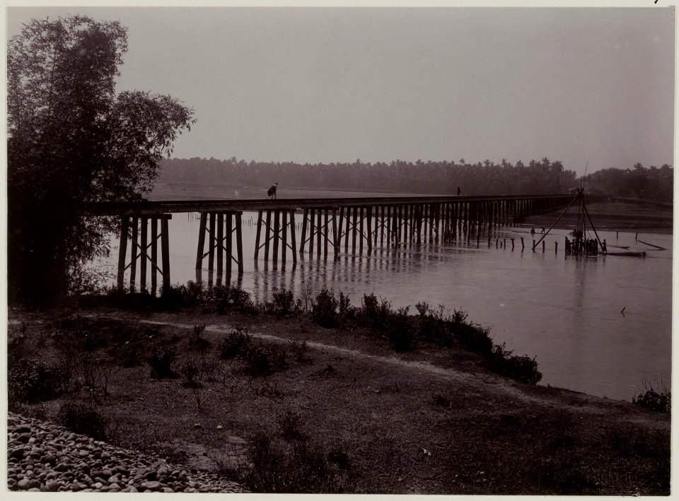 KITLV - 28637 - Kurkdjian - Soerabaja - Railway bridge over a river in Java with a pile driver - circa 1912
