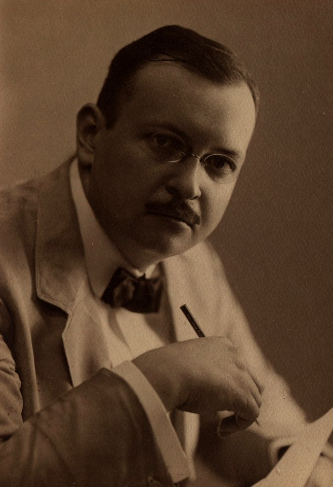 KITLV - 404532 - Kurkdjian - Violinist Naum E. Schapiro at Surabaya - 28-5M-1915