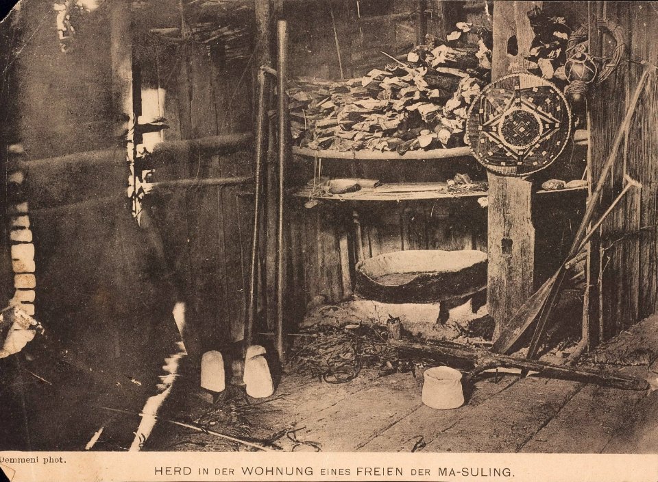 KITLV - 173528 - Demmeni, J. - Cooking place in a Ma Suling house in Borneo - 1890-1904