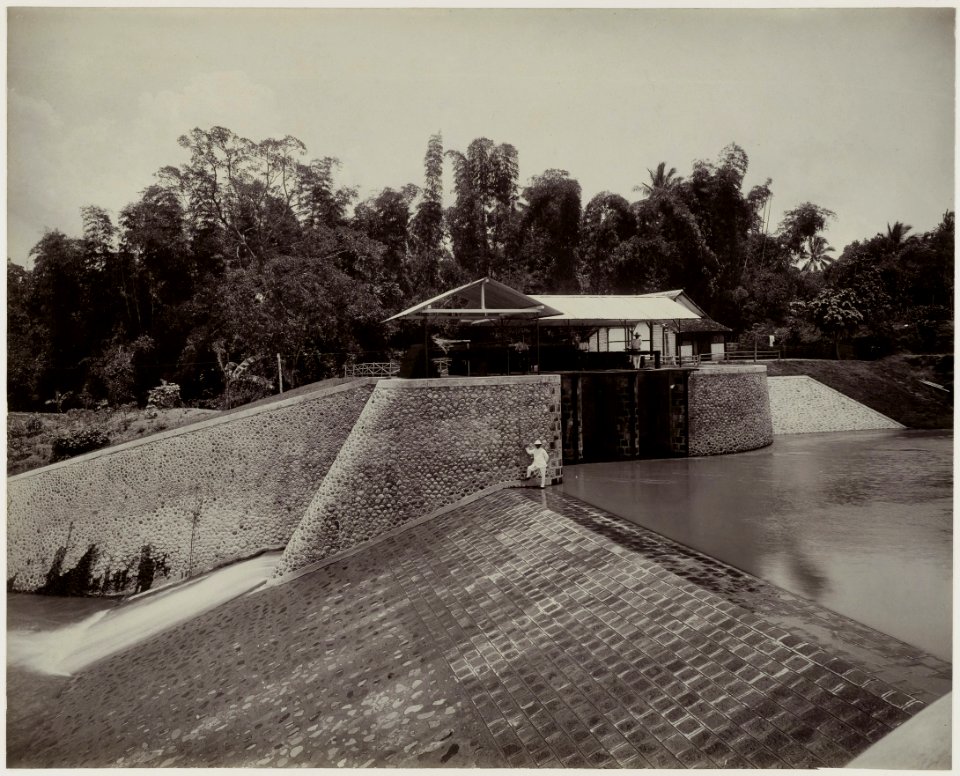 KITLV - 28641 - Kurkdjian, N.V. Photografisch Atelier O. - Soerabaja - Water work at Candilima, Java - circa 1912