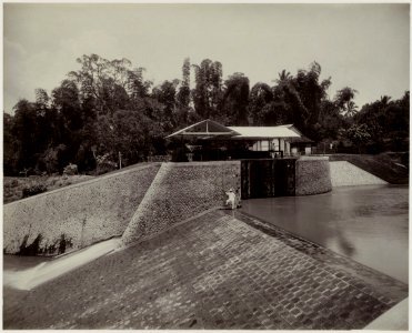 KITLV - 28641 - Kurkdjian, N.V. Photografisch Atelier O. - Soerabaja - Water work at Candilima, Java - circa 1912 photo