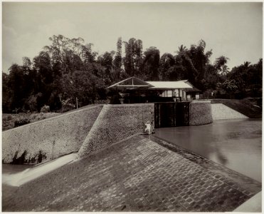 KITLV - 28641 - Kurkdjian, N.V. Photografisch Atelier O. - Soerabaja - Water work at Candilima, Java - circa 1912