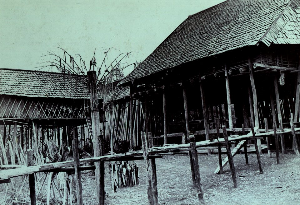 KITLV - 407977 - Demmeni, J. - The house of Bo Belarè, principal chief of the Pnihings (Penihings). Post for the New Year celebration Upper Mahakam, Central Borneo - 1897-08