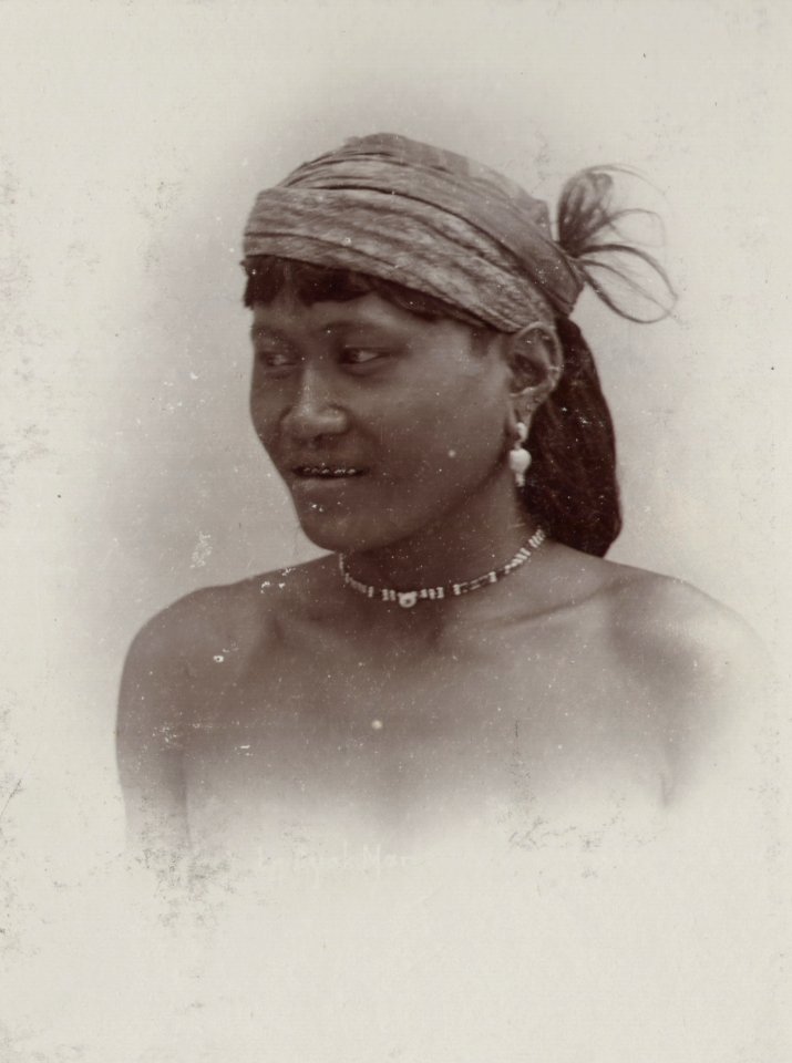 KITLV - 50186 - Lambert & Co., G.R. - Singapore - A Dayak man - circa 1900