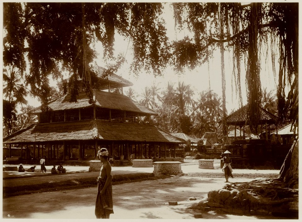 KITLV - 28729 - Kurkdjian, N.V. Photografisch Atelier O. - Soerabaja - Temple complex in Bali - circa 1915