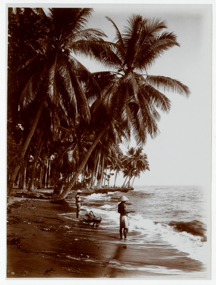 KITLV - 17849 - Kurkdjian - Soerabaja - Fishermen on the beach, presumably Java - circa 1910