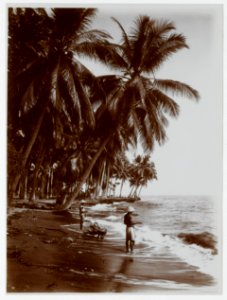 KITLV - 17849 - Kurkdjian - Soerabaja - Fishermen on the beach, presumably Java - circa 1910