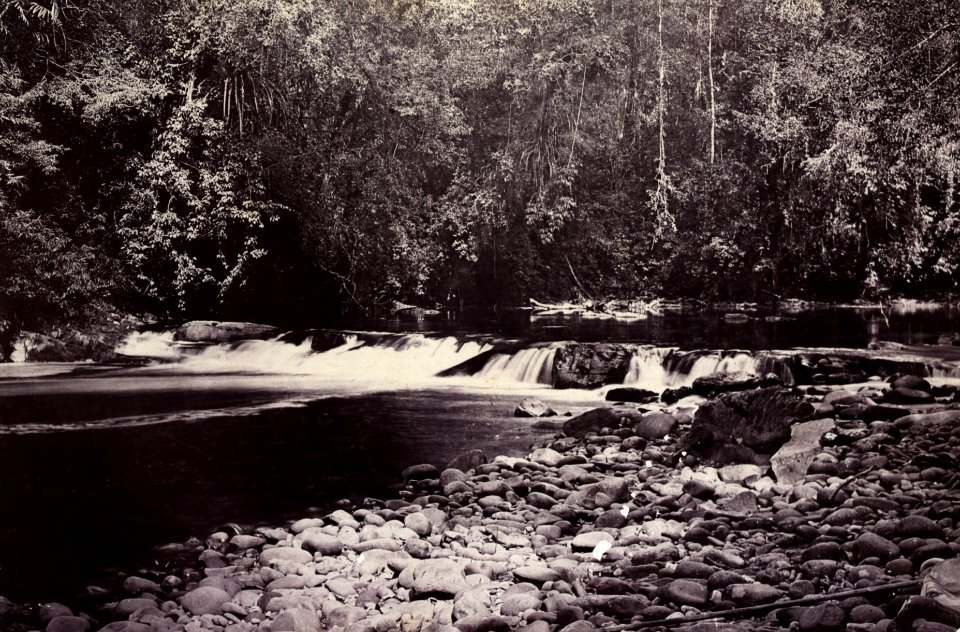 KITLV - 407985 - Demmeni, J. - Waterfall in the Bloeoe River at the mouth of the Dingei River under the former hunting station of the expedition members, Central Borneo - 1896-10