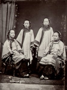 KITLV - 50190 - Lambert & Co., G.R. - Singapore - Chinese girls in Singapore - circa 1900 photo